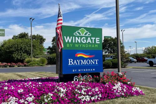 代顿Baymont by Wyndham Dayton North的维尼标志的 ⁇ 子入口的标志