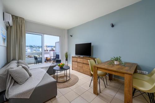 罗德镇Elli Beach Downtown Apartments的带沙发、桌子和电视的客厅