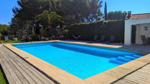 拉西约塔Villa Serena的庭院里的一个蓝色海水游泳池
