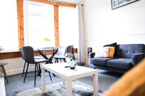 Glasgow, 3 Bed Close to City Centre, Free Street Parking的休息区