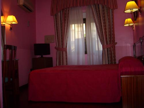 马德里Hostal Centro Sol Madrid的一间卧室设有红色的床和窗户。