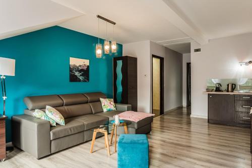 什恰夫尼察维多克公寓的带沙发和蓝色墙壁的客厅