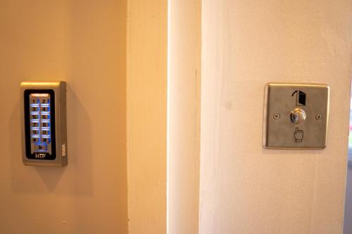 万象Remedy Hostel的连接遥控器的门