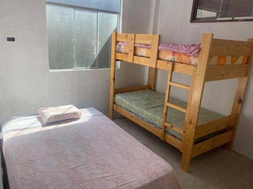 La Boca del RíoVerano en Boca del Río的一间卧室配有两张双层床和一张床