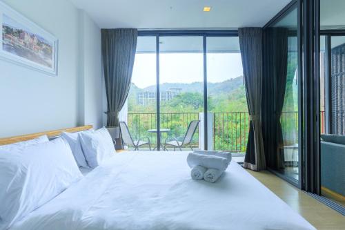 Ban Huai Sok NoiMountain View Retreat at Khaoyai的一张白色的床,上面有泰迪熊