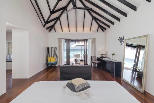 马纳杜岛Noku Maldives的一间卧室配有一张床,享有海景
