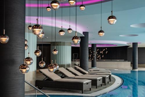 弗希斯堡全景度假酒店及Spa的游泳池里一排躺椅