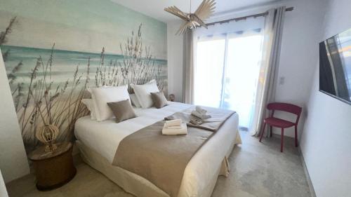 MoltifaoVillas Vallée d'ASCO的卧室配有一张大床,墙上挂有绘画作品