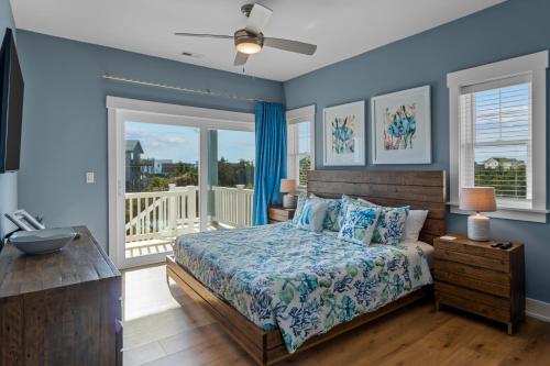 SalvoOBX Life的一间卧室设有一张蓝色墙壁的床和一个阳台。