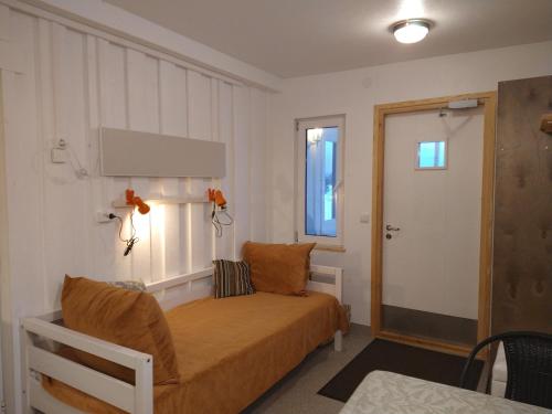 PalmsePalmse by Kohvikann的一间小卧室,配有床和窗户
