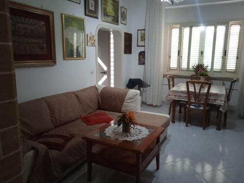 科佩尔蒂诺"CVPERTINVM" casa per brevi periodi的客厅配有沙发和桌子