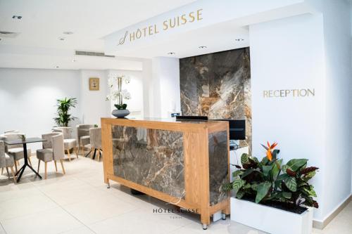 突尼斯Hôtel Suisse Tunis的带有大理石墙的酒店大厅