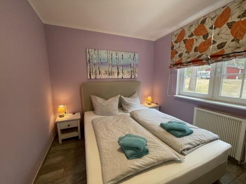 措森Ferienhaus Eichhörnchen的一间卧室配有一张带两个枕头的床