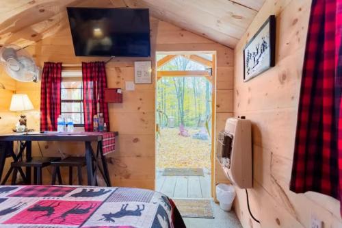 Fort EdwardShadow Hills farm的小屋内一间卧室配有书桌和一张床