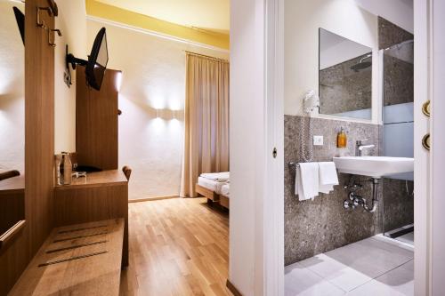 布列瑟农亚罗利姆酒店的一间带水槽和镜子的浴室
