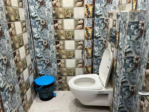 马图拉Vraj waas的一间带卫生间和瓷砖墙的浴室