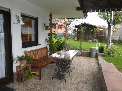 KirchzellFerienwohnung bei Rosi的庭院里设有桌子和长凳