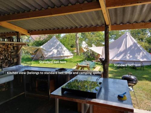 阿赫特克克Bell tent Glamping Essenhof的院子里一组帐篷,配有桌子