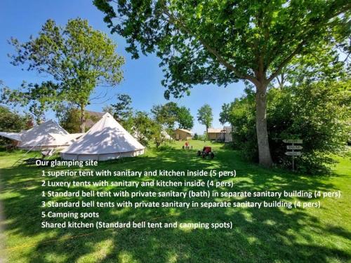 阿赫特克克Bell tent Glamping Essenhof的露营点的传单,有帐篷和树