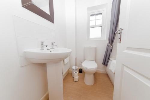 蒂诗上的索纳比Pacific House的白色的浴室设有水槽和卫生间。
