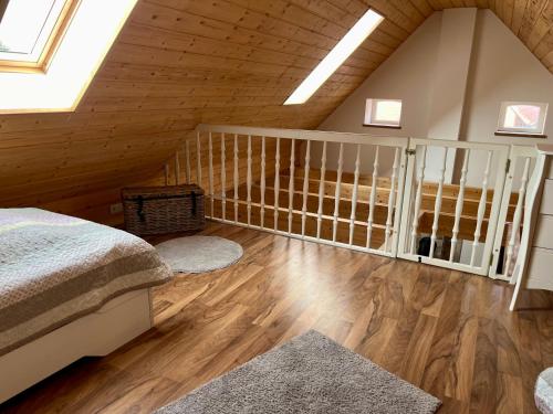 克鲁姆赫恩Haus Deichkind的阁楼卧室设有1张床和木制天花板
