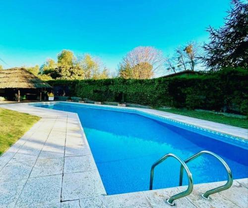门多萨CHACRAS Lodge的庭院里的一个蓝色海水游泳池