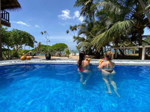 NetolpitiyaBlue Ocean Resort的两个女人在游泳池里
