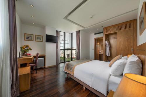 河内园畔森莱酒店的酒店客房配有一张床、一张书桌和一张书桌。