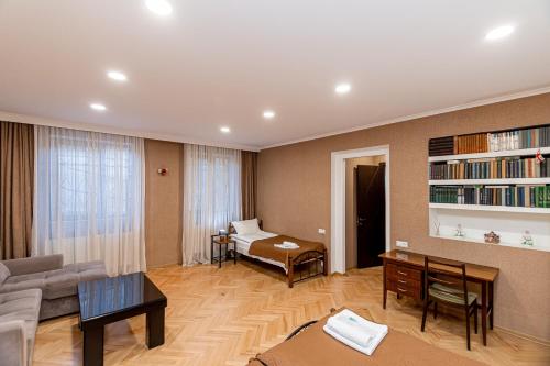 第比利斯Apartment on Borbalo 16的客厅配有沙发和桌子