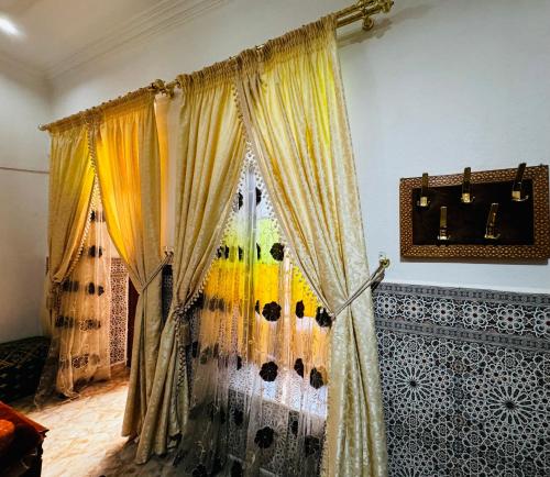 乌季达Dar Al Fassia的墙上的房间里,有窗帘的房间