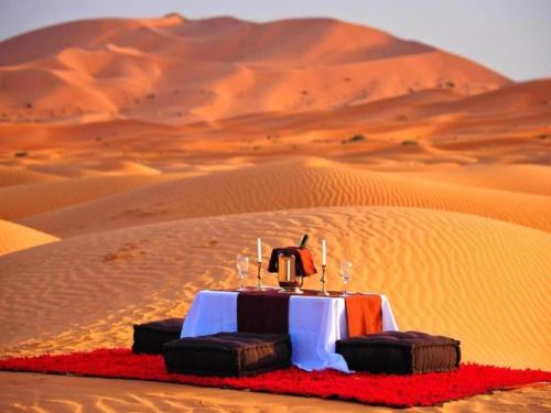 梅尔祖卡Desert Luxury Camp Experience的沙漠中间的桌子
