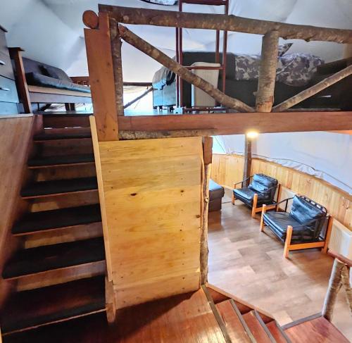 Manzanar智利漩涡生态山林小屋的享有高空美景,设有楼梯和椅子