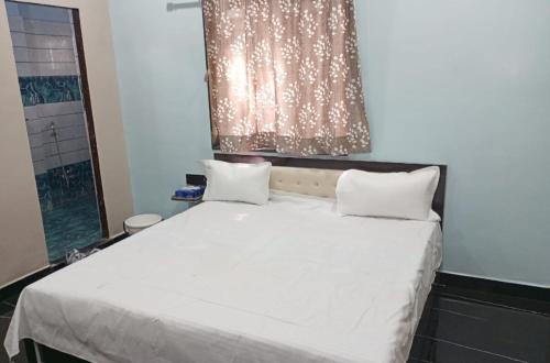 Hotal Raj Guest House客房内的一张或多张床位