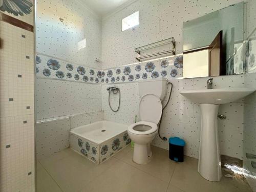 Cidade VelhaCidade Velha - Cathedral and Sea view - 1Bdr Apart - 2的一间带卫生间和水槽的浴室