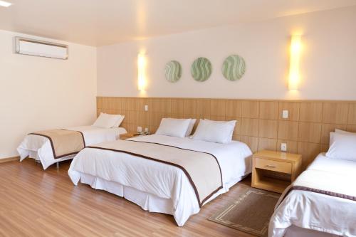 特雷索波利斯坎顿乡村酒店的酒店客房,配有两张带白色床单的床