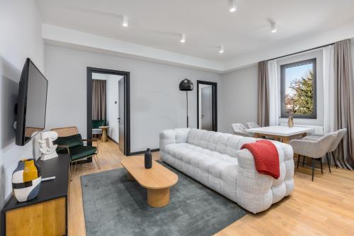 第比利斯Gratus Aparthotel Tbilisi的客厅配有沙发和桌子