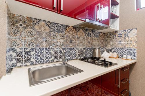 第比利斯Apartment on Borbalo 16的厨房配有不锈钢水槽和瓷砖