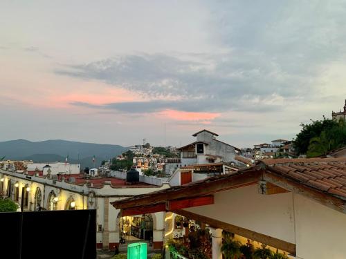 塔斯科·德·阿拉尔孔CasaBambu Taxco的日落时分城市景观与建筑