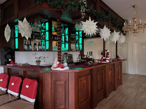 武克塔Ataraxia-Gledy的厨房设有装饰有圣诞花纹的酒吧