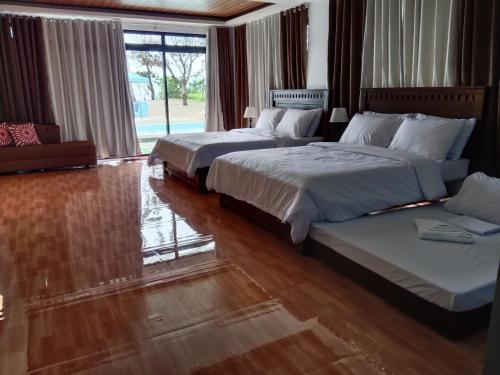帕古普Saffire Beach Resort and Glamping的酒店客房设有两张床和窗户。