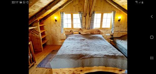 克拉根福Naturstammhaus Pauker的小木屋内一间卧室,配有一张床