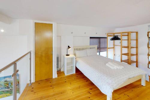 诺丁汉Central Nottingham sleeps up to 4的卧室配有白色的床,铺有木地板