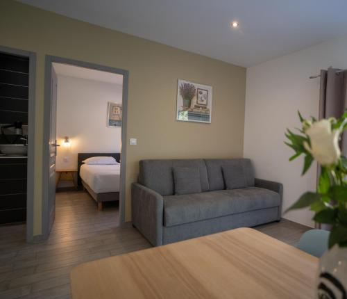 奥尔梅托Residence Piatana的客厅配有沙发和1张床