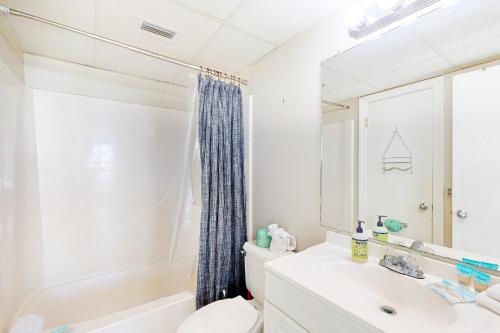 巴拿马城海滩太阳鸟408E度假屋的一间带水槽、卫生间和镜子的浴室