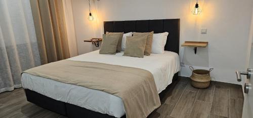 坎普马约尔Casa do Pote的卧室配有一张带白色床单和枕头的大床。