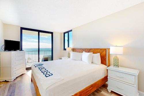 巴拿马城海滩太阳鸟408E度假屋的一间卧室设有一张床,享有海景