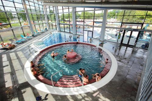 布达佩斯Luxury Cordia Apartment with free parking的一群人,在一座建筑物的游泳池里