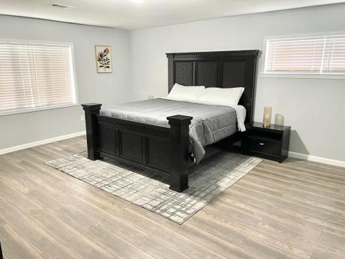 孟菲斯Karizma Haven in Midtown Memphis的一间卧室配有一张黑色床架床