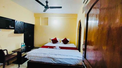 普里Hotel Ashok Royal ! Puri的一间卧室配有一张床和一张书桌