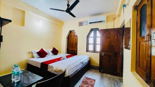 普里Hotel Ashok Royal ! Puri的一间卧室配有一张床和吊扇